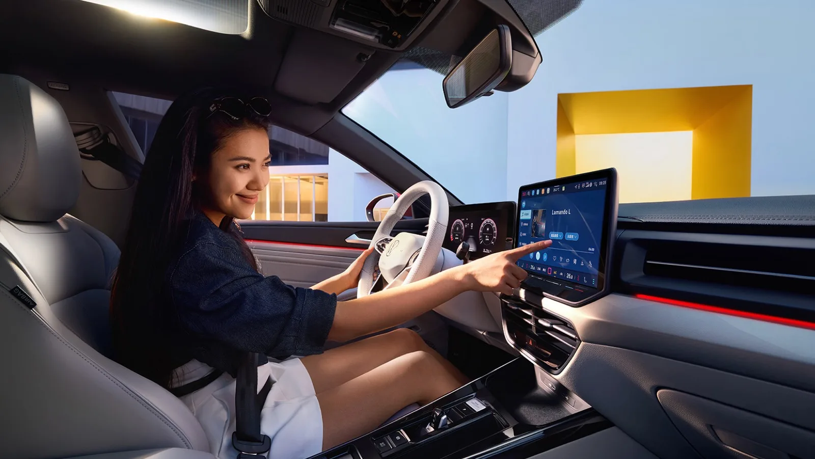 Салон Volkswagen Lamando L: приборная панель и центральный экран